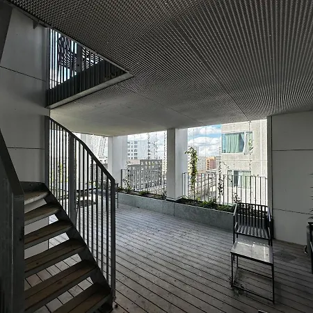 Two-story Four-room 公寓 *